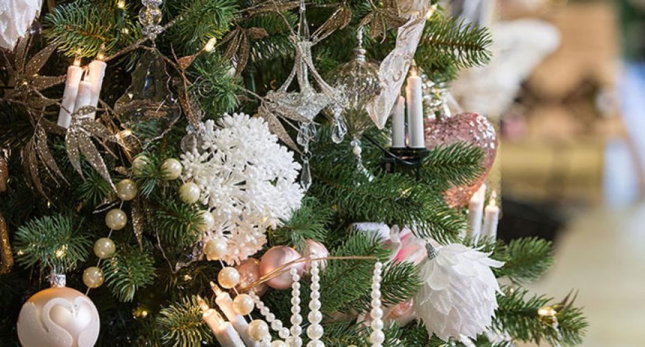 How to choose the colours for your Christmas tree decorations