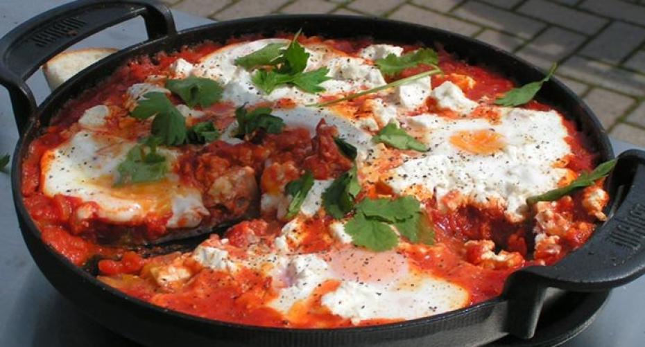 How To Cook Baked Eggs In A Spicy Tomato Sauce On The Weber Griddle Barbecue Accessory