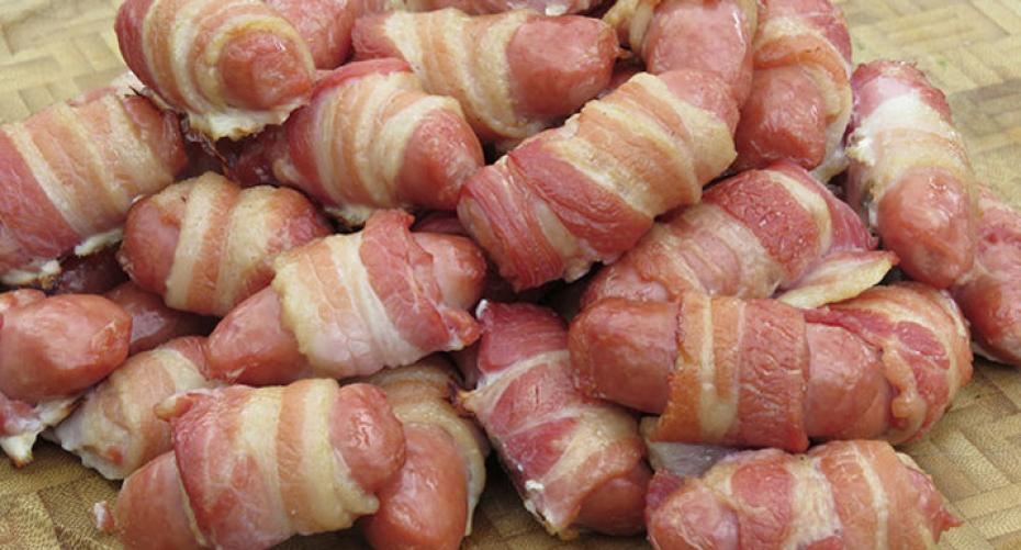 How To Cook Christmas Pigs-In-Blankets On The Weber MasterTouch Charcoal BBQ