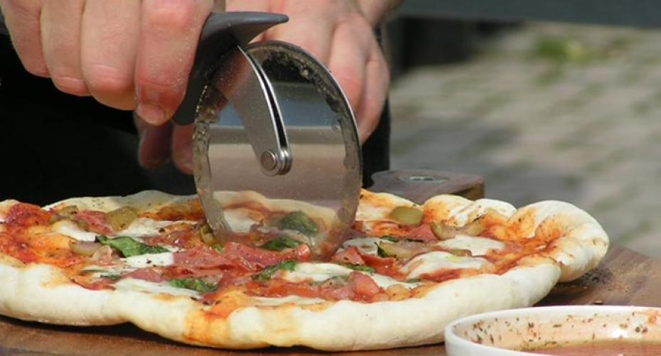 How To Cook Pizza On The Weber Charcoal MasterTouch Barbecue Using The Pizza Stone
