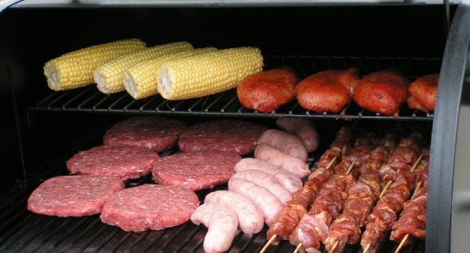 Richard Holden Shows How Much BBQ Food Fits Onto The Traeger Wood Pellet Pro 22 Grill.
