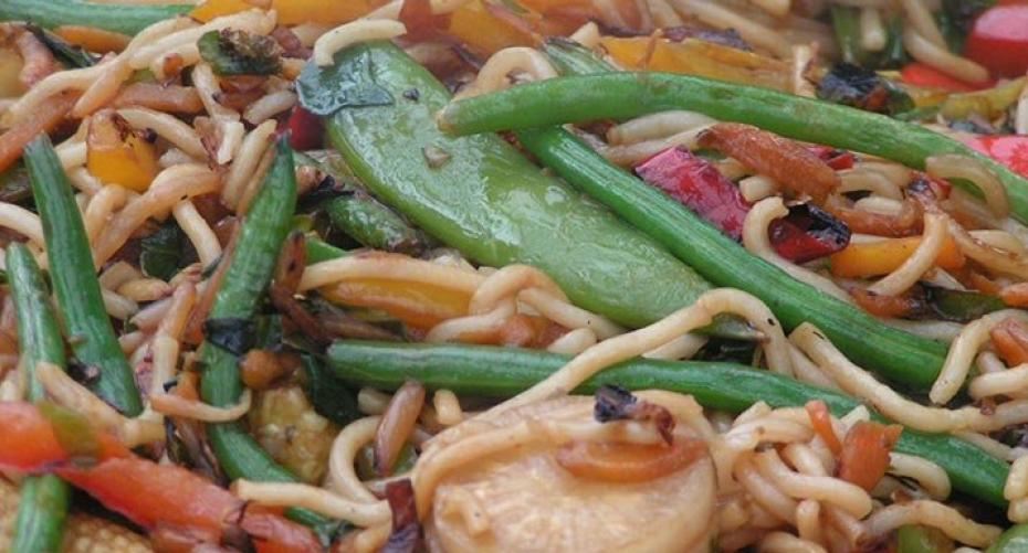 How To Cook An Easy Stir Fry In The Weber Gourmet BBQ System Wok